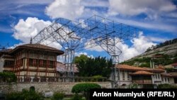 Так называемая реставрация Ханского дворца в Бахчисарае. Июль 2018 года