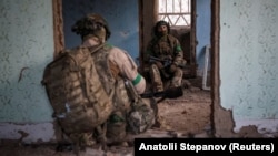 Українські військові переховуються від російського ударного дрона в будівлі в Костянтинівці, грудень 2025 року region, Ukraine December 7, 2025.