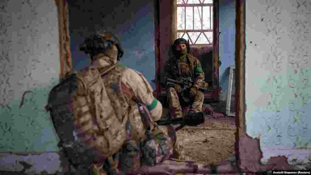 Војници од упадниот баталјон на украинската армија се засолнуваат во оштетена зграда откако Русија изврши воздушни напади врз Костјантинивка, регионот Донецк, на 7 декември 2025 година.