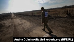 Працівник СЦКК на лінії розмежування та розводу військ між селищами Золоте-4 та Катеринівка, 2 листопада 2019 року