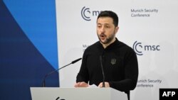 უკრაინის პრეზიდენტი, ვოლოდიმირ ზელენსკი მიუნხენის უსაფრთხოების კონფერენციაზე გამოსვლისას. 15 თებერვალი, 2025 წელი 