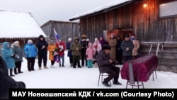 Războiul din Ucraina s-a infiltrat în societatea rusă - nu doar în orașele mari, ci și în satele mici și îndepărtate, precum Novy Ashap, unde Timur Izhguzin a fost înmormântat luna trecută, după ce a fost ucis pe front.