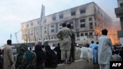 په کراچۍ کې پر یوې کارخانې اور لګېدلی - د ارشیف انځور 