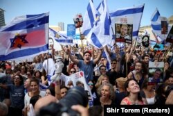 Reacții ale oamenilor din Tel Aviv, în „Piața Ostaticilor”, în ziua în care Hamas eliberează ostaticii, care au fost ținuți în Gaza de la atacul mortal din 7 octombrie 2023 al Hamas - 13 octombrie 2025