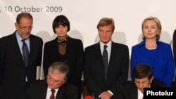 Foreign Ministers Eduard Nalbandian of Armenia (left) and Ahmet Davutoglu of Turkey sign the landmark agreements to normalize Turkish-Armenian relations in Zurich on October 10, 2009.