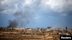 Fumul se ridică după un atac în Gaza, văzut de pe partea israeliană a graniței Israel-Gaza, pe fondul conflictului Israel-Hamas.
