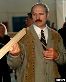 Беларусь президенті Александр Лукашенко Вилейкадағы ағаш өңдеу зауытында өнімнің түзулігін тексеріп тұр. Беларусь, 19 тамыз 1999 жыл.