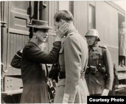 „Într-un singur lucru îi sunt profund recunoscător lui Antonescu. A adus-o înapoi pe mama”. Regina Mamă Elena se afla în exilul impus de fostul ei soț. A revenit în țară în septembrie 1940. Înrudită îndeaproape cu familia regală a Marii Britanii, i-a fost regelui de 20 de ani, cel mai apropiat sfătuitor.