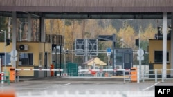 Picture taken on October 28, 2025 shows the Lithuania/Belarus border crossing near Salcininkai, south-eastern Lithuania.