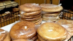 Çörek satyn almak üçin kepilnama getirmeli, kepilnama almak üçin para bermeli