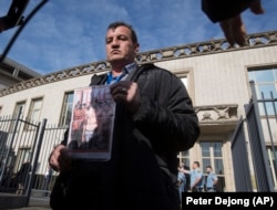 Fikret Abdic, unul dintre prizonierii lui Karadzic în timpul războiului, deținut într-un lagăr controlat de sârbii bosniaci