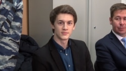 Єгор Жуков і адвокат Ілля Новіков у суді. Росія