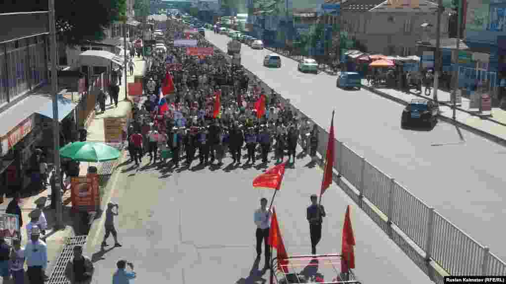 Жалал-Абад шаарындагы "Өлбөс полк" акциясына 10 миңден ашуун адам катышты. Иш-чаранын катышуучулары калаанын үч тарабынан жөө жүрүш менен Жеңиш багына карай жүрүштү.