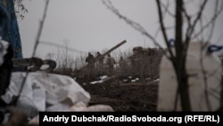 Морпіхи розвантажують з машини дошки для настилу у окопах на передовій