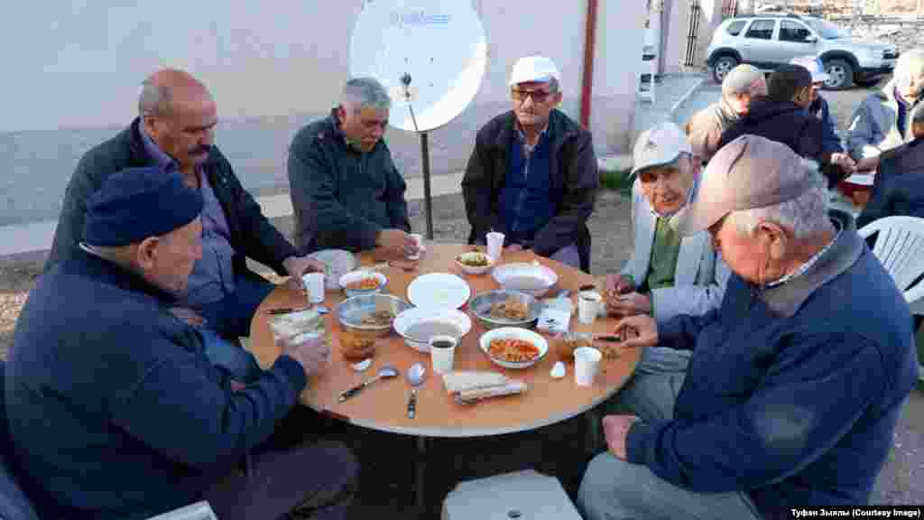  Авыл халкы бергә җыелып мәҗлесләр уздыра. Туфан Зыялы фотосы.