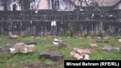 Uništeno i zapušteno Partizansko groblje u Mostaru, rad Bogdana Bogdanovića