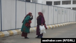 Türkmenistanyň ýaşy uly raýatlary pensiýalaryny almakda dürli kynçylyklara duçar bolýar - olardan diriligini subut etmek talap edilýär, bankomatlarda nagt pul ýetmezçiligi we puluň sebäbi düşündirilmezden gijikdirilmegi pensionerleri pulsyz goýýar.