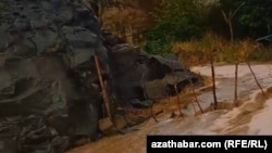 Daglyk sebitlere sil geldi. Balkan welaýaty. Arhiw suraty. Illýustrasiýa