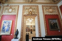 Obiecte de artă expuse la Galeriile Artmark, în Palatul Cesianu-Racoviță din București.