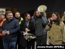 Mladen Cvijetić, Srđan Đurić, Doroteja Antić, Branislav Đorđević și Mila Pajić în timpul unuia dintre protestele organizate de studenți după moartea a 16 persoane la Gara din Novi Sad - 9 noiembrie 2025.