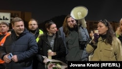 Mladen Cvijetić, Srđan Đurić, Doroteja Antić, Branislav Đorđević i Mila Pajić tokom jednog od protesta koji su usledili nakon pogibije 16 ljudi na Železničkoj stanici, Novi Sad, 9. novembar 2025.