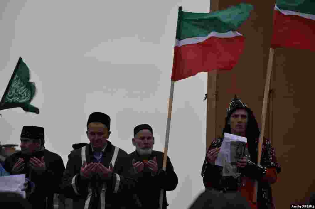 Активистлар, "Ходай, илебезгә бәйсезлек бир", дип дога кылалар. 