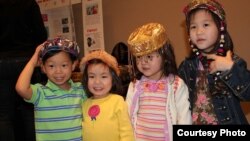 Америкалыктар асыраган кыргызстандык балдар  