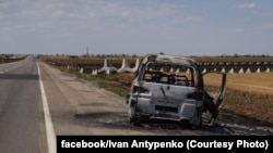 Ілюстраційне фото. Спалене російськими дронами авто на трасі Херсон-Миколаїв, липень 2025 року