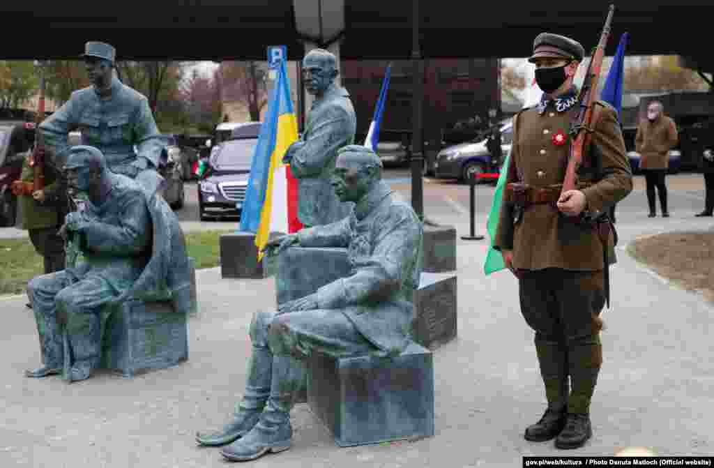 У Польщі на Вокзальній площі у Скерневицях (Лодзьке воєводство) відкрили пам'ятник під назвою &laquo;Перед Варшавською битвою &ndash; Скерневиці 1920-2020&raquo;. Він вшановує народи, які підтримали польську армію в боротьбі проти більшовиків 1920 року. У скульптурній композиції: маршал Юзеф Пілсудський, голова Директорії УНР Симон Петлюра, прем&rsquo;єр Угорщини Пал Телекі та військовий радник штабу польської армії, а пізніше президент Франції Шарль де Голль. 9 листопада 2020 року