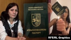 Маквала Бжалава (слева) и её ребёнок