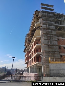 Një ndërtesë në vendin ku u shemb rruga, e cila ishte ndërtuar pa leje ndërtimi, 2 tetor 2025.