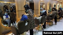 تصویر آرشیف: یکی از آرایشگاه های زنانه در کابل 