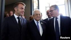 از راست به چپ: کی‌یر استارمر، نخست‌وزیر بریتانیا، محمود عباش، رهبر تشکیلات خودگردان فلسطینی، و امانوئل مکرون، رئیس‌جمهوری فرانسه، هنگام ورود به شرم‌الشیخ در مصر