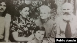 Зліва направо: Василь Січко, Стефанія Січко (Петраш), Оксана Мешко, Петро Січко, попереду – Оксана Січко. Архівне фото