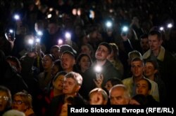 Građani u Sarajevu uz pjesmu se oprašataju od Halida Bešlića.