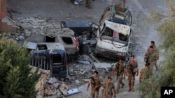 Солдати ліванської армії йдуть повз зруйновані автомобілі після ізраїльських ударів у селі Барджа на південь від Бейрута, Ліван, 12 жовтня 2024 року