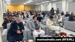 په غونډه کې د پوهنتون نارینه او ښځینه زده کوونکو، استادانو او چارواکو برخه لرله