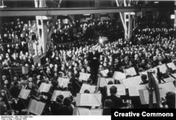 Wilhelm Furtwängler (1886 –1954) dirijînd un concert la Berlin KdF, Februarу 1942 (Foto: German Federal Archive)