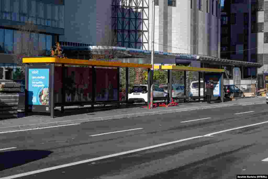 ... ndërsa stacionet kryesisht bosh.