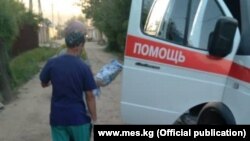 Ымыркай доктурлардын колуна өткөрүлүп берилди.