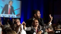 به گفته پولیس، حدود چهار صد تن در آستن مرکز ایالت تکزاس راه پیمایی کردند.