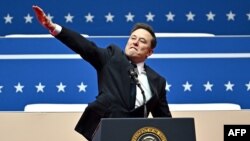 Elon Musk, CEO Tesla și SpaceX, în timpul unui discurs la un eveniment de la învestirea lui Donald Trump. Gestul lui Musk a atras rapid comparații cu salutul nazist.