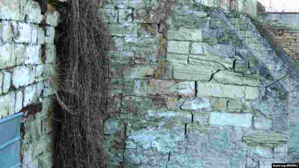 Незважаючи на укріплювальні роботи, Мітрідатські сходи продовжують руйнуватися. Велика тріщина з'явилася на прольоті, розташованому праворуч від ділянки сходів, що обвалилася раніше&nbsp;