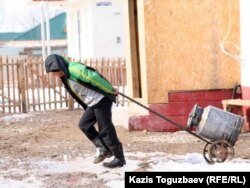Подросток везет домой флягу с водой. Алматинская область.