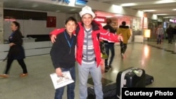 Чет элдик туристтердин бири менен аэропортто.
