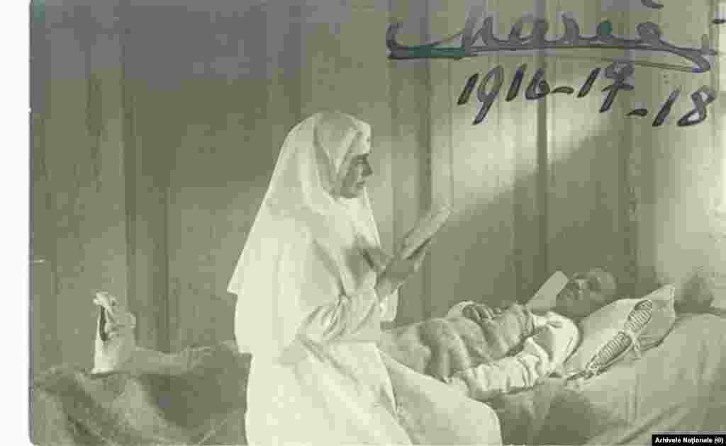 Există această propoziție tip: Regina Maria a lucrat în spitalele militare de campanie. Ei bine, Maria lucra la propriu, nu făcea vizite de lucru. Prelua convoaiele de răniți de la gara din Iași. Nu îi păsa că febra tifoidă, pentru care nu exista vaccin, făcea mai multe victime printre ei decât rănile. Șoca pe toată lumea punându-și viața în pericol. Schimba bandaje, asista la operații, făcea liste cu trebuințele și se ducea peste miniștri cu ele. Când nu izbutea, făcea rost singură. Scria în străinătate, zâmbea în fotografii de propagandă și PR, se milogea, șantaja, amenința.