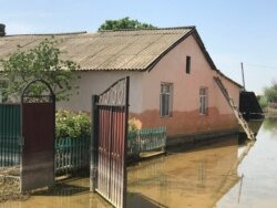 После наводнения уровень воды достигал двух метров, Оргебас, 12 мая 2020 года.