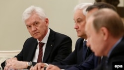 Российский олигарх Геннадий Тимченко (слева)
участвует во встрече президента России Владимира Путина (справа) с бизнесменами из Франции. Москва, 25 мая 2016 года.