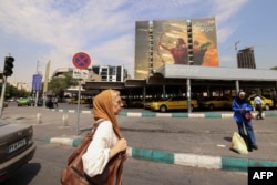 Вот так издалека выглядит огромное изображение легендарного "Араша Лучника" на площади Ванак в Тегеране. На нем также есть отрывок из стиха: "Ради Ирана я вкладываю душу в стрелу и лук". 16 июля 2025 года