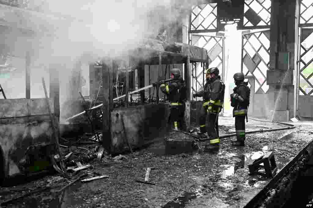آتش‌نشانان اوکراینی در حال خاموش کردن آتش در یک انبار تراموا پس از حملهٔ پهپادی روسیه به خارکیف